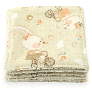 Lot de 7 lingettes lavables pour bébé en coton bio certifié GOTS, motifs oursons à vélo. Douceur, écologie et praticité au quotidien.