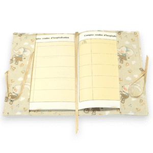 Housse protège carnet santé bébé en coton bio Oursons à vélo. Cadeau naissance éco-responsable, certifié GOTS, lavable machine.