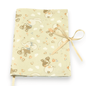 Housse protège carnet santé bébé en coton bio Oursons à vélo. Cadeau naissance éco-responsable, certifié GOTS, lavable machine.