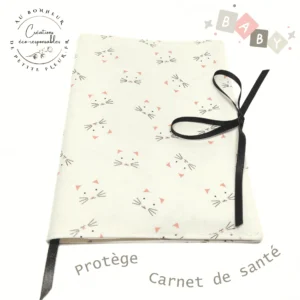 Voici un Protège Carnet de santé "Chat" pour bébé.