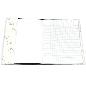 Ce Protège cahier en tissu "Chats" petit format est parfait pour protéger le cahier de votre enfant et l'emporter sans l'abîmer.