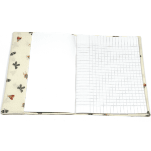 Ce Protège cahier en tissu Insectes petit format est parfaite pour protéger le cahier de votre enfant et l'emporter sans l'abîmer.