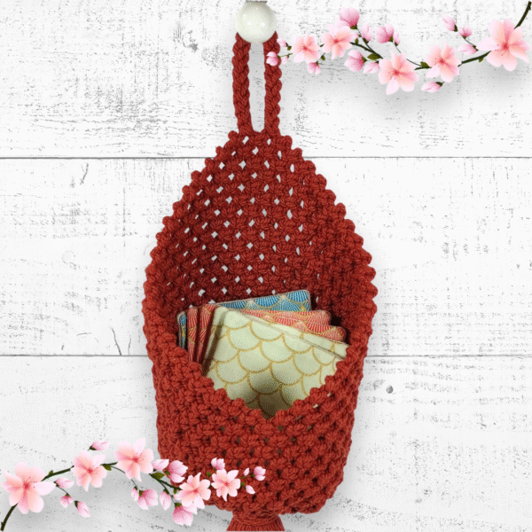 Organisez vos essentiels avec style grâce à ce panier suspendu en macramé brique. Idéal pour salle de bain ou plantes. Artisanat de qualité.