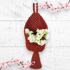 Organisez vos essentiels avec style grâce à ce panier suspendu en macramé brique. Idéal pour salle de bain ou plantes. Artisanat de qualité.