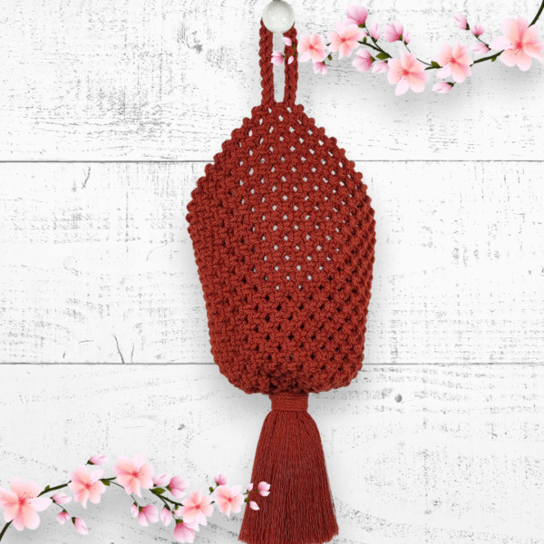 Organisez vos essentiels avec style grâce à ce panier suspendu en macramé brique. Idéal pour salle de bain ou plantes. Artisanat de qualité.