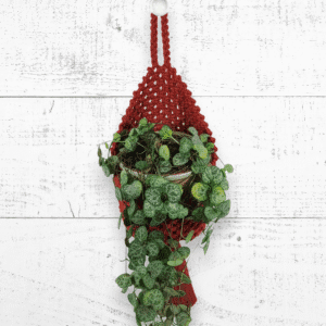 Organisez vos essentiels avec style grâce à ce panier suspendu en macramé brique. Idéal pour salle de bain ou plantes. Artisanat de qualité.