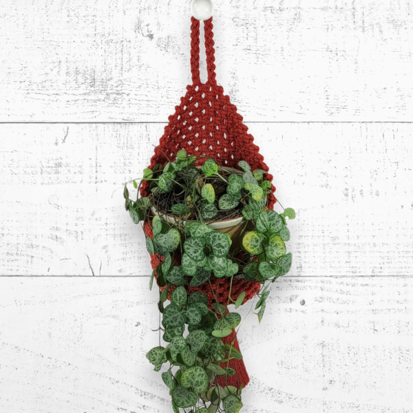Organisez vos essentiels avec style grâce à ce panier suspendu en macramé brique. Idéal pour salle de bain ou plantes. Artisanat de qualité.
