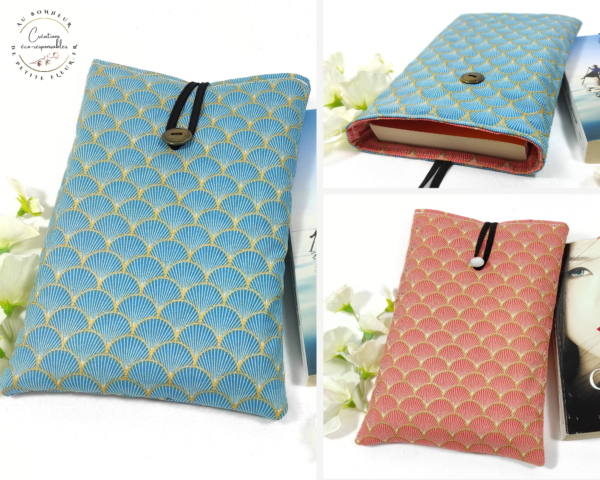 Cette Pochette pour livre de poche réversible est parfaite pour protéger votre livre et pour l'emporter sans l'abîmer. Elle est réalisée dans un tissu cretonne imprimé 100% coton biologique certifié GOTS. La Pochette est rembourrée d’une plaque de ouate. Deux marques pages Dans la pochette à livre de poche, vous pouvez y glisser un : Livre de poche de 21 cm de L sur 13,5 cm de l sur 2,5 cm d’épaisseur, Livre de poche de 18 cm de L sur 11 cm de l sur 3 cm d’épaisseur.