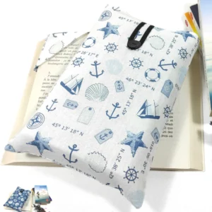 Cette Pochette à livre de poche "rétro maritime" est réversible. La pochette comprend un marque page. Cette Pochette à livre de poche "rétro maritime" est parfaite pour protéger votre livre et pour l’emporter sans l’abîmer. Elle est réalisée dans un coton, Oeko-tex-standard 100, particulièrement fin et doux. La Pochette est rembourrée d’une plaque de ouate.