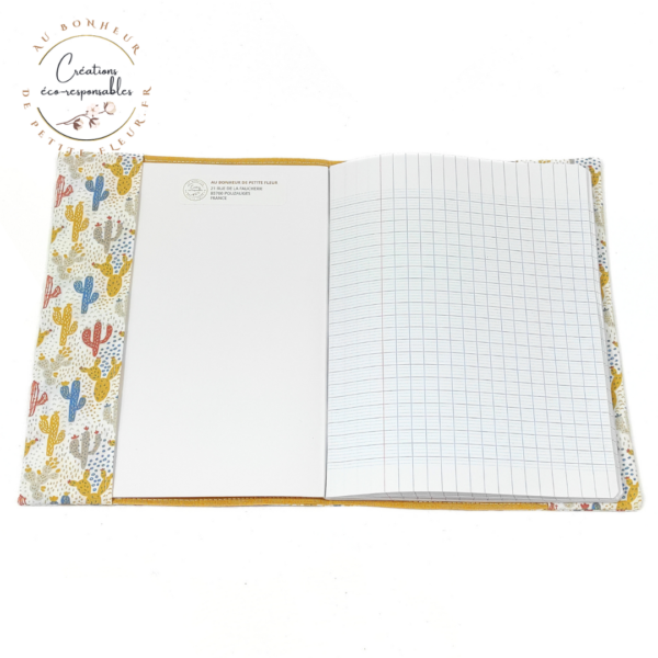 Ce Protège cahier en tissu Cactus Moutarde est parfait pour protéger le cahier de votre enfant garçon ou fille et l’emporter sans l’abîmer.