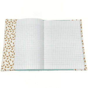 Ce Protège cahier en tissu Plumes, petit format, lavable et réutilisable, est parfait pour protéger le cahier de votre enfant et l’emporter sans l’abîmer.