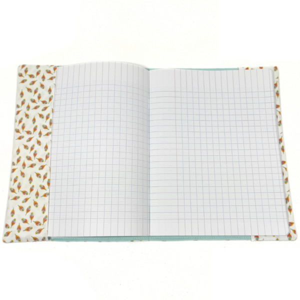 Ce Protège cahier en tissu Plumes, petit format, lavable et réutilisable, est parfait pour protéger le cahier de votre enfant et l’emporter sans l’abîmer.