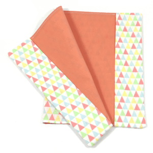 Ce Protège cahier Triangles Orange petit format est parfait pour protéger le cahier de votre enfant et l’emporter sans l’abîmer. Il est lavable et réutilisable chaque année. Il est réalisé dans un tissu imprimé “Triangles” 100% coton Oeko-tex-standard 100. Un plus pour la santé des enfants et pour la planète.