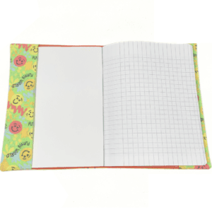 Ce Protège cahier Drôle de tête petit format est parfait pour protéger le cahier de votre enfant et l’emporter sans l’abîmer. Il est lavable et réutilisable chaque année. Il est réalisé dans un tissu imprimé “Drôle de tête” 100% coton Oeko-tex-standard 100. Un plus pour la santé des enfants et pour la planète.