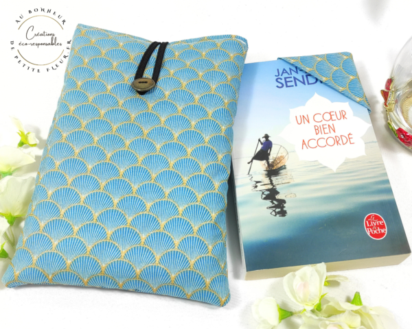 Cette Pochette pour livre de poche réversible est parfaite pour protéger votre livre et pour l'emporter sans l'abîmer. Elle est réalisée dans un tissu cretonne imprimé 100% coton biologique certifié GOTS. La Pochette est rembourrée d’une plaque de ouate. Deux marques pages Dans la pochette à livre de poche, vous pouvez y glisser un : Livre de poche de 21 cm de L sur 13,5 cm de l sur 2,5 cm d’épaisseur, Livre de poche de 18 cm de L sur 11 cm de l sur 3 cm d’épaisseur.