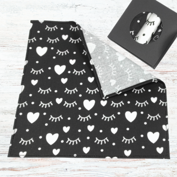 Offrez des mouchoirs en tissu lavables Oeko-Tex en coton bio : doux, absorbants et zéro déchet. Idée cadeau femme responsable et économique.
