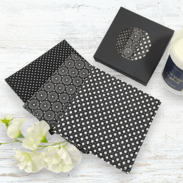 Découvrez mes mouchoirs en tissu lavables noir et blanc, réutilisables, certifiés Oeko‑Te – doux, absorbants et zéro déchet. Idée cadeau pour homme.