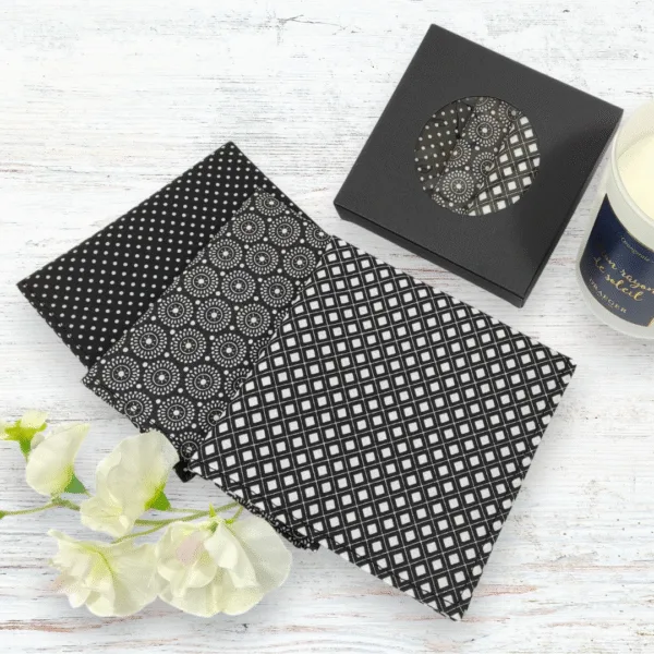 Découvrez mes mouchoirs en tissu lavables noir et blanc, réutilisables, certifiés Oeko‑Te – doux, absorbants et zéro déchet. Idée cadeau pour homme.