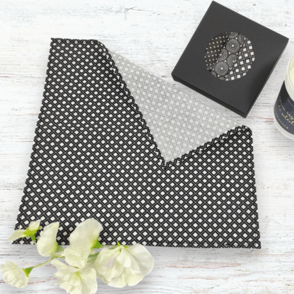 Découvrez mes mouchoirs en tissu lavables noir et blanc, réutilisables, certifiés Oeko‑Te – doux, absorbants et zéro déchet. Idée cadeau pour homme.