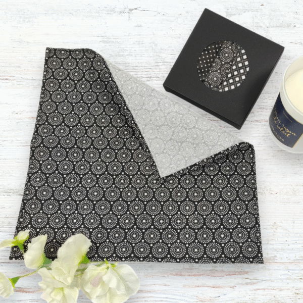 Découvrez mes mouchoirs en tissu lavables noir et blanc, réutilisables, certifiés Oeko‑Te – doux, absorbants et zéro déchet. Idée cadeau pour homme.