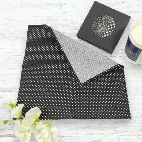 Découvrez mes mouchoirs en tissu lavables noir et blanc, réutilisables, certifiés Oeko‑Te – doux, absorbants et zéro déchet. Idée cadeau pour homme.
