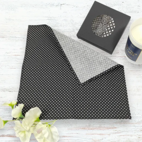 Découvrez mes mouchoirs en tissu lavables noir et blanc, réutilisables, certifiés Oeko‑Te – doux, absorbants et zéro déchet. Idée cadeau pour homme.