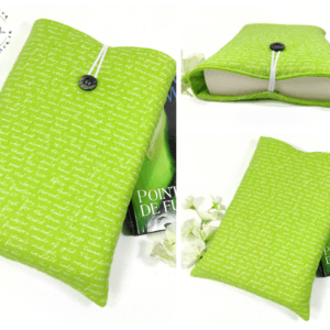 Cette Pochette à livre verte et blanche grand format "écritures" est molletonnée et réversible. La pochette comprend un marque page. Cette Pochette à livre grand format est parfaite pour protéger votre livre et pour l’emporter sans l’abîmer. Elle est réalisée dans un coton, Oeko-tex-standard 100, particulièrement fin et doux. La Pochette est rembourrée d’une plaque de ouate. Vous pouvez y glisser un : Livre de 16,5 cm de l sur 25 cm de H et 4 cm d’épaisseur.