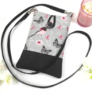 Ce Sac pour téléphone portable Oiseaux Gris, noir et rose avec bandoulière vous permet de garder votre téléphone portable toujours à portée de main. Dans le Sac pour téléphone portable avec bandoulière, vous pouvez y glisser : un téléphone de 17 cm de haut sur 8 cm de large et 1,5 cm d'épaisseur, un étui à lunettes de 17 cm de haut sur 8 cm de large et 4 cm d'épaisseur, un petit carnet avec son crayon, votre tube de rouge à lèvre, votre porte-monnaie, vos clés ou vos cartes... Le sac mesure 18 cm Haut sur 11 cm large et 1 cm d'épaisseur. la bandoulière avec les mousquetons mesure 120 cm.