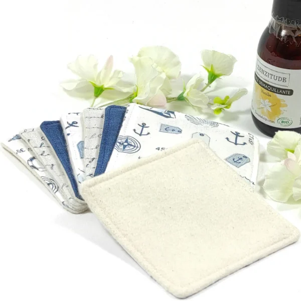 Les Lingettes démaquillantes Marines en coton sont réalisées dans un imprimé Oeko-tex-standard 100 et un molleton biologique certifié GOTS. Cet ensemble de Lingettes démaquillantes comprend : 8 lingettes démaquillantes absorbantes et douces, aux finitions soignées. Elles seront un moment de douceur pour votre visage !!! 4 lingettes "Maritime rétro", blanches et bleues, 2 lingettes "Ecriture antique" Grises et bleues, 2 lingettes "Uni" bleues. Le molleton est particulièrement adapté aux lingettes démaquillantes lavables. Il est ni trop fin ni trop épais, c’est un coton gratté anti boulochage d’aspect duveteux, Non teint et non blanchi, le molleton est 100% coton biologique certifié GOTS, Il conserve toute sa douceur au fil des lavages, Il est également absorbant,