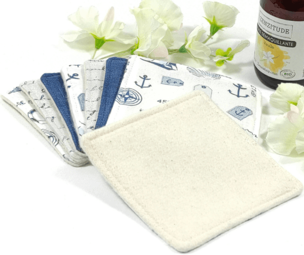 Ensemble de 8 lingettes démaquillantes marines en coton biologique. Ces carrés démaquillants sont doux, absorbants, lavables et réutilisables.