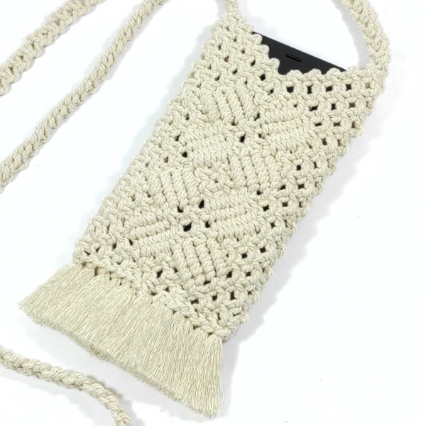 Cette Pochette bandoulière écru pour téléphone portable en macramé, vous permet de garder votre téléphone portable toujours à portée de main. Dans la Pochette bandoulière écru pour téléphone portable en macramé, vous pouvez y glisser : un téléphone de 17 cm de haut sur 8 cm de large et 1,5 cm d'épaisseur, un étui à lunettes de 17 cm de haut sur 8 cm de large et 4 cm d'épaisseur, un petit carnet avec son crayon, votre tube de rouge à lèvre, votre porte-monnaie, vos clés ou vos cartes... Profondeur intérieur de la pochette 17,5 cm Largeur intérieur 10 cm Hauteur de la pochette 22,5 cm largeur extérieur 10,5 cm Longueur le la bandoulière 120 cm