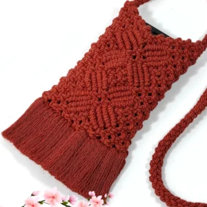 Cette Pochette bandoulière rouge pour téléphone portable en macramé, vous permet de garder votre téléphone portable toujours à portée de main. Dans la Pochette bandoulière rouge pour téléphone portable en macramé, vous pouvez y glisser : un téléphone de 17 cm de haut sur 8 cm de large et 1,5 cm d'épaisseur, un étui à lunettes de 17 cm de haut sur 8 cm de large et 4 cm d'épaisseur, un petit carnet avec son crayon, votre tube de rouge à lèvre, votre porte-monnaie, vos clés ou vos cartes... Profondeur intérieur de la pochette 15 cm Largeur intérieur 10 cm Hauteur de la pochette 17 cm largeur extérieur 10,5 cm Longueur le la bandoulière 112 cm