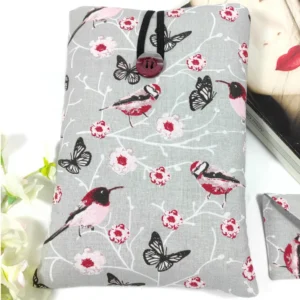 Voici une jolie Pochette livre de poche avec marque page de couleur gris et rose et imprimée "Oiseaux nostalgiques". La pochette comprend un marque page. Cette Pochette à livre de poche “ Oiseaux nostalgiques” grise et rose est parfaite pour protéger votre livre et pour l’emporter sans l’abîmer. Elle est réalisée dans un coton, Oeko-tex-standard 100, particulièrement fin et doux. La Pochette est rembourrée d’une plaque de ouate. Vous pouvez y glisser un : Livre de 11 cm de l sur 20 cm de H et 3 cm d’épaisseur.