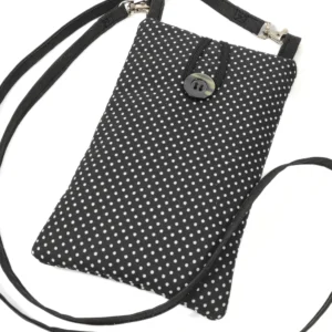 Cette Pochette pour téléphone Noire et Blanche avec bandoulière vous permet de garder votre téléphone portable toujours à portée de main. Dans la Pochette pour téléphone Noire et Blanche avec bandoulière, vous pouvez y glisser : un téléphone de 17 cm de haut sur 8 cm de large et 1,5 cm d'épaisseur, un étui à lunettes de 17 cm de haut sur 8 cm de large et 4 cm d'épaisseur, un petit carnet avec son crayon, votre tube de rouge à lèvre, votre porte-monnaie, vos clés ou vos cartes... Le sac mesure 18 cm Haut sur 11 cm large et 1 cm d'épaisseur. la bandoulière avec les mousquetons mesure 120 cm.