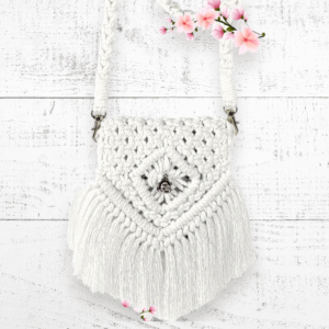 Pochette téléphone macramé femme éco-responsable. Idéal en festival et vie urbaine, Ce sac bandoulière bohème transporte téléphone, clés et maquillage.