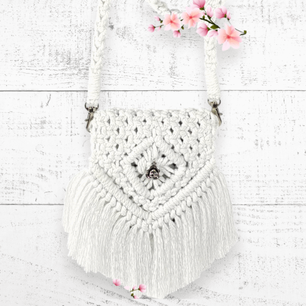 Pochette téléphone macramé femme éco-responsable. Idéal en festival et vie urbaine, Ce sac bandoulière bohème transporte téléphone, clés et maquillage.