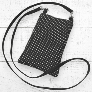Offrez à votre téléphone une protection élégante et pratique avec cette pochette noire et blanche à bandoulière, pensée pour les femmes modernes.