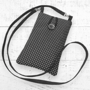 Offrez à votre téléphone une protection élégante et pratique avec cette pochette noire et blanche à bandoulière, pensée pour les femmes modernes.