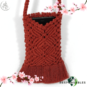 Cette Pochette bandoulière rouge pour téléphone portable en macramé, vous permet de garder votre téléphone portable toujours à portée de main. Dans la Pochette bandoulière rouge pour téléphone portable en macramé, vous pouvez y glisser : un téléphone de 17 cm de haut sur 8 cm de large et 1,5 cm d'épaisseur, un étui à lunettes de 17 cm de haut sur 8 cm de large et 4 cm d'épaisseur, un petit carnet avec son crayon, votre tube de rouge à lèvre, votre porte-monnaie, vos clés ou vos cartes... Profondeur intérieur de la pochette 15 cm Largeur intérieur 10 cm Hauteur de la pochette 17 cm largeur extérieur 10,5 cm Longueur le la bandoulière 112 cm