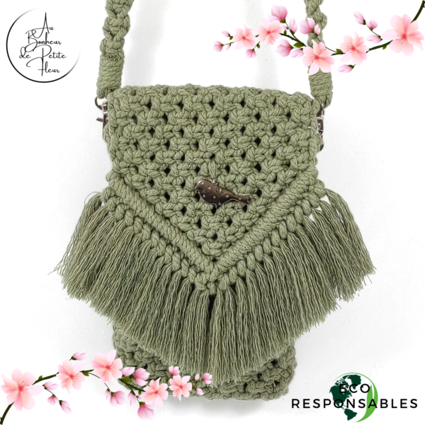 Cette Pochette bandoulière kaki pour téléphone portable en macramé, vous permet de garder votre téléphone portable toujours à portée de main. Dans la Pochette bandoulière kaki pour téléphone portable en macramé, vous pouvez y glisser : un téléphone de 17 cm de haut sur 8 cm de large et 1,5 cm d'épaisseur, un étui à lunettes de 17 cm de haut sur 8 cm de large et 4 cm d'épaisseur, un petit carnet avec son crayon, votre tube de rouge à lèvre, votre porte-monnaie, vos clés ou vos cartes... Profondeur intérieur de la pochette 15 cm Largeur intérieur 10 cm Hauteur de la pochette 17 cm largeur extérieur 10,5 cm Longueur le la bandoulière 112 cm