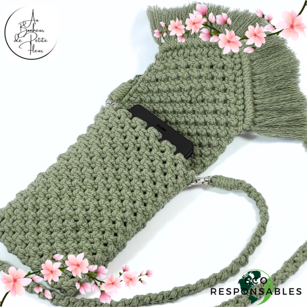 Cette Pochette bandoulière kaki pour téléphone portable en macramé, vous permet de garder votre téléphone portable toujours à portée de main. Dans la Pochette bandoulière kaki pour téléphone portable en macramé, vous pouvez y glisser : un téléphone de 17 cm de haut sur 8 cm de large et 1,5 cm d'épaisseur, un étui à lunettes de 17 cm de haut sur 8 cm de large et 4 cm d'épaisseur, un petit carnet avec son crayon, votre tube de rouge à lèvre, votre porte-monnaie, vos clés ou vos cartes... Profondeur intérieur de la pochette 15 cm Largeur intérieur 10 cm Hauteur de la pochette 17 cm largeur extérieur 10,5 cm Longueur le la bandoulière 112 cm