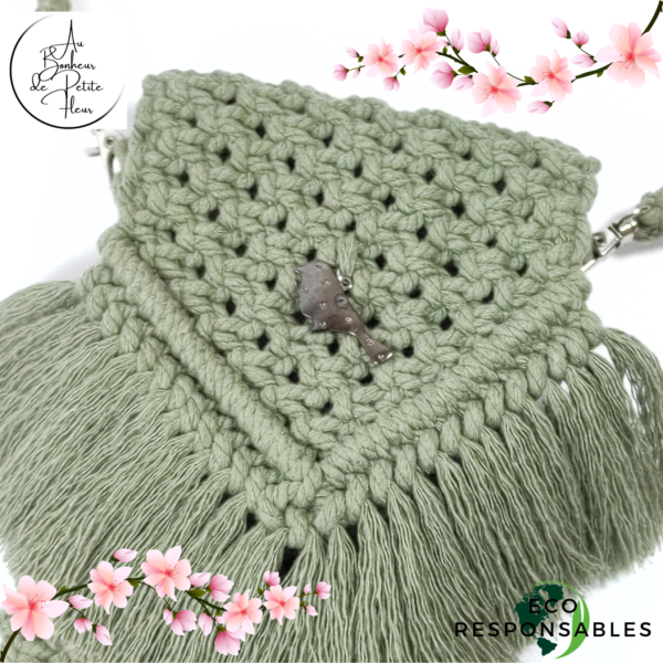 Cette Pochette bandoulière kaki pour téléphone portable en macramé, vous permet de garder votre téléphone portable toujours à portée de main. Dans la Pochette bandoulière kaki pour téléphone portable en macramé, vous pouvez y glisser : un téléphone de 17 cm de haut sur 8 cm de large et 1,5 cm d'épaisseur, un étui à lunettes de 17 cm de haut sur 8 cm de large et 4 cm d'épaisseur, un petit carnet avec son crayon, votre tube de rouge à lèvre, votre porte-monnaie, vos clés ou vos cartes... Profondeur intérieur de la pochette 15 cm Largeur intérieur 10 cm Hauteur de la pochette 17 cm largeur extérieur 10,5 cm Longueur le la bandoulière 112 cm