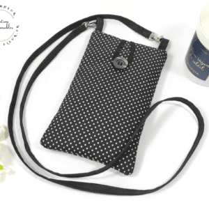 Cette Pochette pour téléphone Noire et Blanche avec bandoulière vous permet de garder votre téléphone portable toujours à portée de main. Dans la Pochette pour téléphone Noire et Blanche avec bandoulière, vous pouvez y glisser : un téléphone de 17 cm de haut sur 8 cm de large et 1,5 cm d'épaisseur, un étui à lunettes de 17 cm de haut sur 8 cm de large et 4 cm d'épaisseur, un petit carnet avec son crayon, votre tube de rouge à lèvre, votre porte-monnaie, vos clés ou vos cartes... Le sac mesure 18 cm Haut sur 11 cm large et 1 cm d'épaisseur. la bandoulière avec les mousquetons mesure 120 cm.