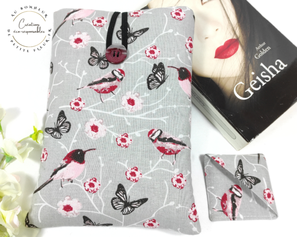 Voici une jolie Pochette livre de poche avec marque page de couleur gris et rose et imprimée "Oiseaux nostalgiques". La pochette comprend un marque page. Cette Pochette à livre de poche “ Oiseaux nostalgiques” grise et rose est parfaite pour protéger votre livre et pour l’emporter sans l’abîmer. Elle est réalisée dans un coton, Oeko-tex-standard 100, particulièrement fin et doux. La Pochette est rembourrée d’une plaque de ouate. Vous pouvez y glisser un : Livre de 11 cm de l sur 20 cm de H et 3 cm d’épaisseur.