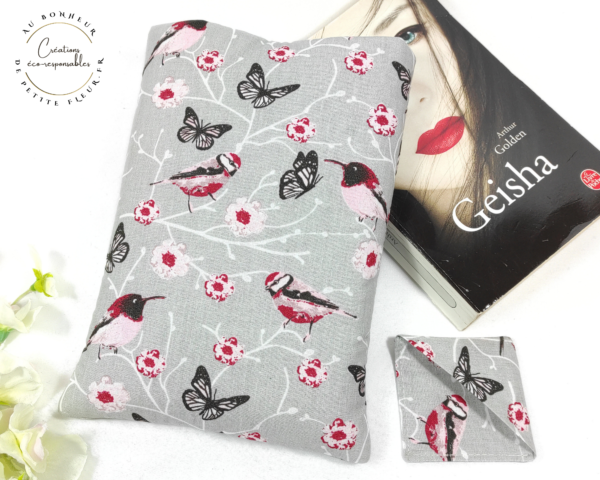 Voici une jolie Pochette livre de poche avec marque page de couleur gris et rose et imprimée "Oiseaux nostalgiques". La pochette comprend un marque page. Cette Pochette à livre de poche “ Oiseaux nostalgiques” grise et rose est parfaite pour protéger votre livre et pour l’emporter sans l’abîmer. Elle est réalisée dans un coton, Oeko-tex-standard 100, particulièrement fin et doux. La Pochette est rembourrée d’une plaque de ouate. Vous pouvez y glisser un : Livre de 11 cm de l sur 20 cm de H et 3 cm d’épaisseur.