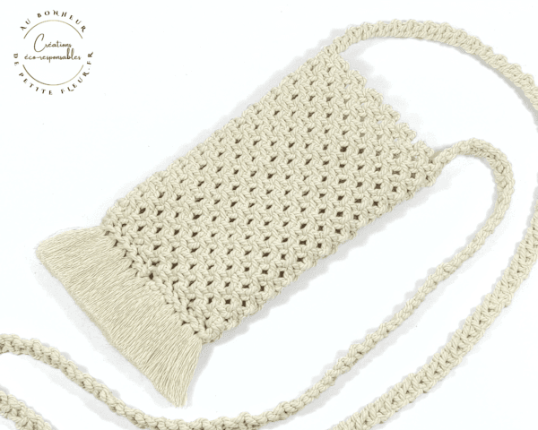 Cette Pochette bandoulière écru pour téléphone portable en macramé, vous permet de garder votre téléphone portable toujours à portée de main. Dans la Pochette bandoulière écru pour téléphone portable en macramé, vous pouvez y glisser : un téléphone de 17 cm de haut sur 8 cm de large et 1,5 cm d'épaisseur, un étui à lunettes de 17 cm de haut sur 8 cm de large et 4 cm d'épaisseur, un petit carnet avec son crayon, votre tube de rouge à lèvre, votre porte-monnaie, vos clés ou vos cartes... Profondeur intérieur de la pochette 17,5 cm Largeur intérieur 10 cm Hauteur de la pochette 22,5 cm largeur extérieur 10,5 cm Longueur le la bandoulière 120 cm