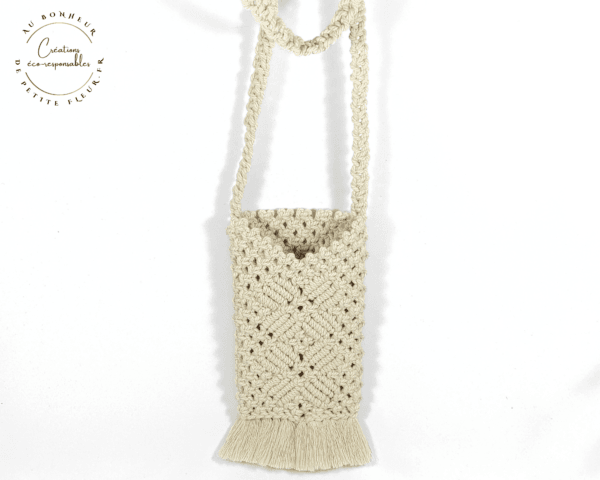 Cette Pochette bandoulière écru pour téléphone portable en macramé, vous permet de garder votre téléphone portable toujours à portée de main. Dans la Pochette bandoulière écru pour téléphone portable en macramé, vous pouvez y glisser : un téléphone de 17 cm de haut sur 8 cm de large et 1,5 cm d'épaisseur, un étui à lunettes de 17 cm de haut sur 8 cm de large et 4 cm d'épaisseur, un petit carnet avec son crayon, votre tube de rouge à lèvre, votre porte-monnaie, vos clés ou vos cartes... Profondeur intérieur de la pochette 17,5 cm Largeur intérieur 10 cm Hauteur de la pochette 22,5 cm largeur extérieur 10,5 cm Longueur le la bandoulière 120 cm