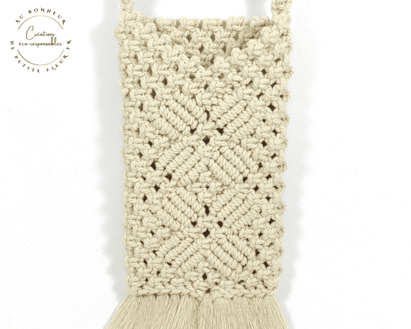 Cette Pochette bandoulière écru pour téléphone portable en macramé, vous permet de garder votre téléphone portable toujours à portée de main. Dans la Pochette bandoulière écru pour téléphone portable en macramé, vous pouvez y glisser : un téléphone de 17 cm de haut sur 8 cm de large et 1,5 cm d'épaisseur, un étui à lunettes de 17 cm de haut sur 8 cm de large et 4 cm d'épaisseur, un petit carnet avec son crayon, votre tube de rouge à lèvre, votre porte-monnaie, vos clés ou vos cartes... Profondeur intérieur de la pochette 17,5 cm Largeur intérieur 10 cm Hauteur de la pochette 22,5 cm largeur extérieur 10,5 cm Longueur le la bandoulière 120 cm