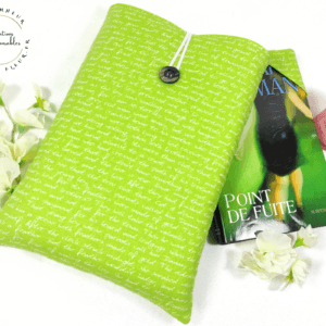 Cette Pochette à livre verte et blanche grand format "écritures" est molletonnée et réversible. La pochette comprend un marque page. Cette Pochette à livre grand format est parfaite pour protéger votre livre et pour l’emporter sans l’abîmer. Elle est réalisée dans un coton, Oeko-tex-standard 100, particulièrement fin et doux. La Pochette est rembourrée d’une plaque de ouate. Vous pouvez y glisser un : Livre de 16,5 cm de l sur 25 cm de H et 4 cm d’épaisseur.