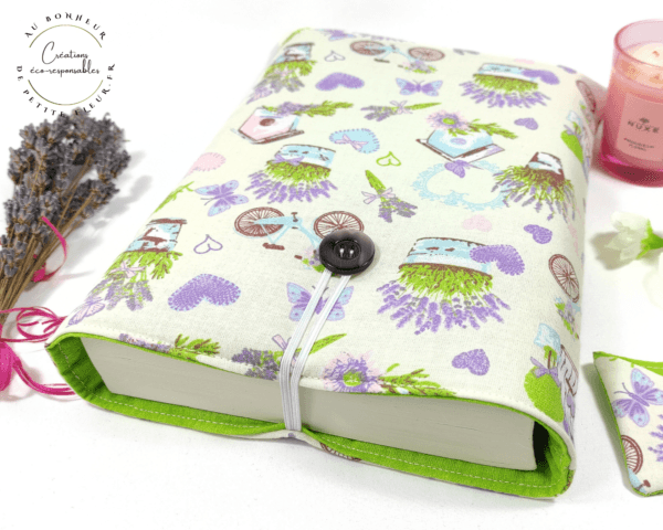 Cette Pochette à livre "Provence" grand format pour livres brochés et livres reliés est molletonnée et réversible. La pochette comprend un marque page. Cette Pochette à livre "Provence" grand format est parfaite pour protéger votre livre et pour l’emporter sans l’abîmer. Elle est réalisée dans un coton, Oeko-tex-standard 100, particulièrement fin et doux. La Pochette est rembourrée d’une plaque de ouate.